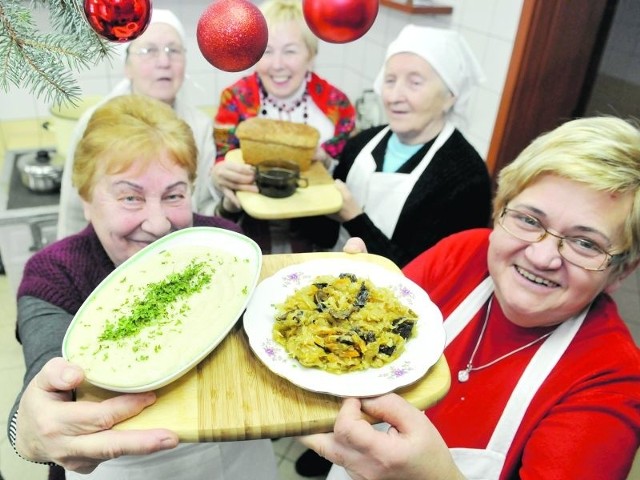 Maria Dobryniewska i Leokadia Szołtun właśnie przyrządziły kisiel i kapustę z grzybami. Pracę koleżanek oceniały Czesława Grzebień, Stanisława Pałyska i Irmina Towpik.