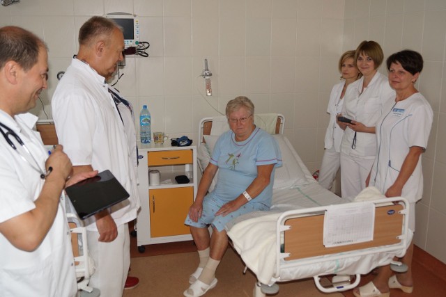 Teraz lekarze w iłżeckim szpitalu podczas obchodu korzystają z tabletów zamiast tradycyjnych kart.