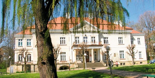 W zabytkowym pałacu Waleriana i Zofii Stawiarskich, którego otoczenie stanowi równie zabytkowy zespół parkowy, mieści się siedziba Liceum Ogólnokształcącego im. Marii Konopnickiej.
