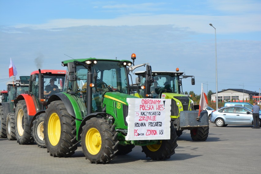 Protest rolników w Polsce. W Makowie Mazowieckim blisko 100 ciągników wyjechało w kierunku Ciechanowa. 7.10.2020. Zdjęcia