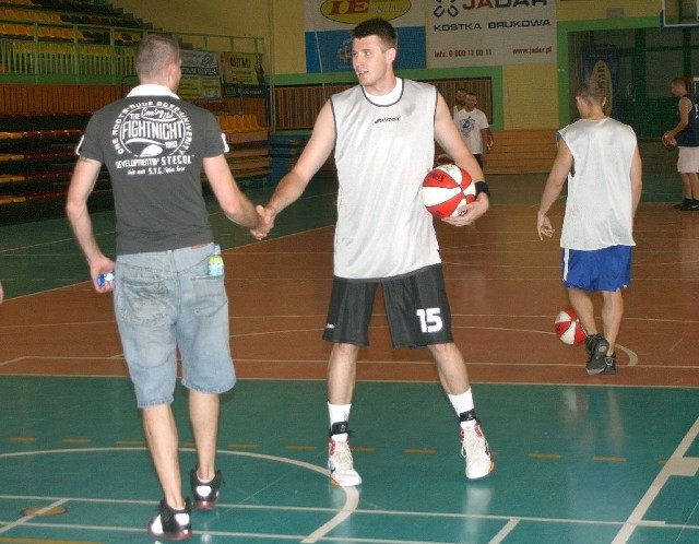 Tomasz Pisarczyk, koszykarz Siarki Tarnobrzeg pojawił się na treningu Rosy i przywitał się z trenerem, Piotrem Ignatowiczem