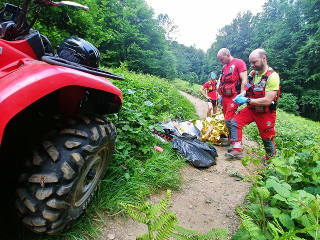 Wolne dni na przełomie maja i czerwca okazały się bardzo pracowitym czasem dla ratowników Bieszczadzkiej Grupy GOPR. Od 31 maja do 3 czerwca interweniowali 18 razy. Ratownicy Stacji Rejonowej w Cisnej dziewięciokrotnie wyjeżdżali do uczestników biegu Festiwalu Biegu Rzeźnika. Zgłoszenia dotyczyły złamań, zwichnięć oraz odwodnień. ZOBACZ TEŻ: Ratownicy Bieszczadzkiego WOPR czuwają przez całą dobę