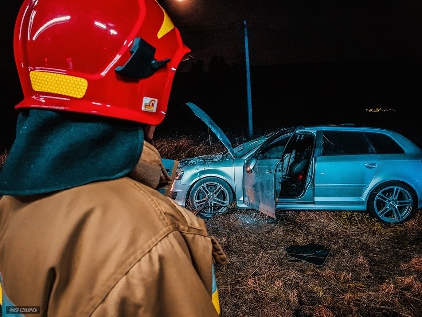 Dachowanie pojazdu na DW 780 w Czułówku (pow.krakowski). Kierowca uciekł z miejsca zdarzenia [ZDJĘCIA]