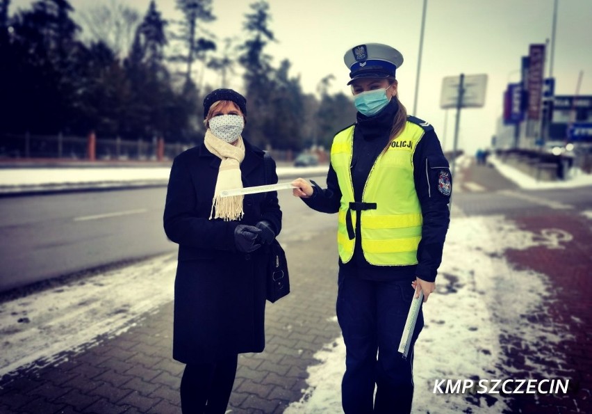 Funkcjonariusze szczecińskiej drogówki rozdawali pieszym odblaski. Ma to pomóc w zachowaniu bezpieczeństwa na drogach