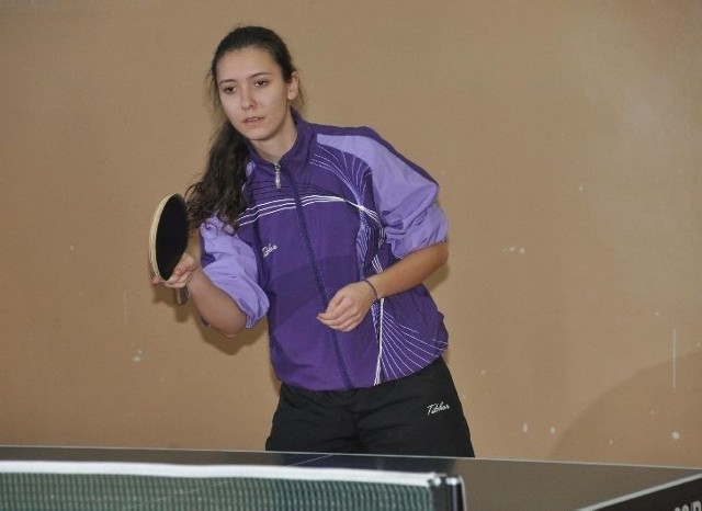 Karolina Grzyb wraz ze swymi koleżankami z SKTS Skarżysko rozegrała w miniony weekend aż trzy pojedynki w drugiej lidze tenisistek stołowych.
