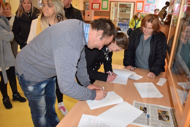 Rodzice podpisują protest w Drzonowie za 8-letnią szkołą