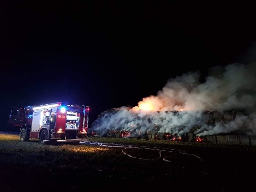 Więckowice. Strażacy walczyli z pożarem kilkuset bel słomy koło Zabierzowa. Nocna akcja gaśnicza