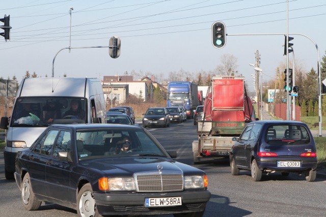 Każdego ranka przy skrzyżowaniu Tomaszowskiej i Kolumny tworzą się wielki korki