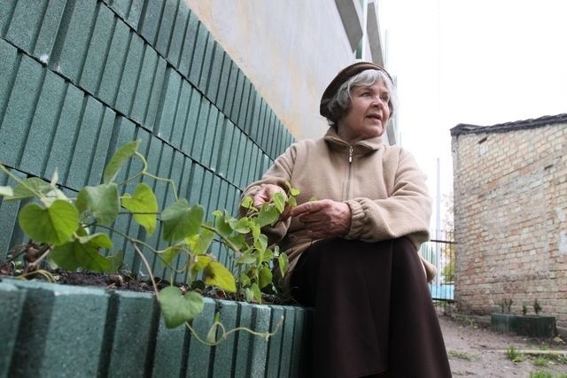 Na tej ścianie będą rosnąć winogrona, a obok kwiaty &#8211; mówi Jadwiga Petelska. Postanowiła upiększyć ekran akustyczny przy Trasie Kopernikowskiej.