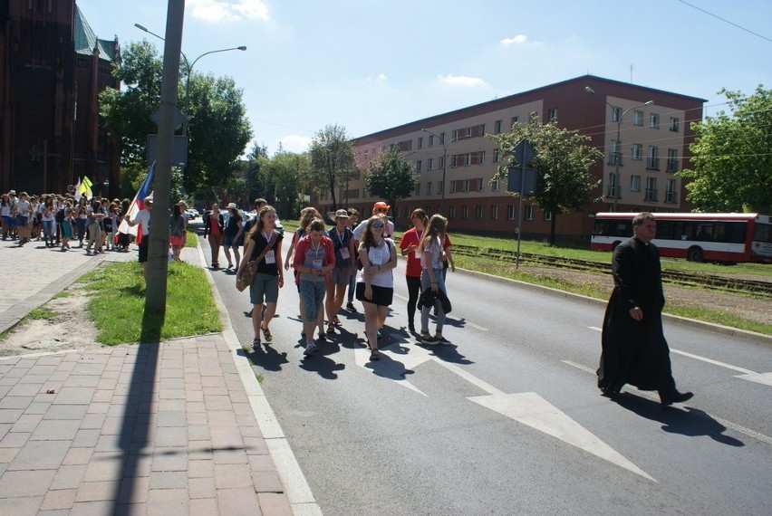 Goście z Włoch i Czech po mszy św. przeszli ulicami miasta...