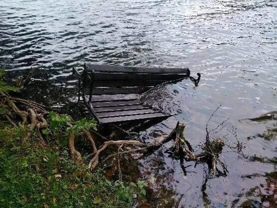 Połamane tablice, uszkodzona skrzynka elektryczna, uszkodzone i wrzucone do jeziora ławki - taki widok zastał odwiedzających Park Miłości w Lubniewicach. Mężczyzna, który zniszczył lubniewicki park został zatrzymany:Sprawa uszkodzenia mienia w Lubniewicach spotkała się z bardzo dużym oburzeniem zarówno ze strony włodarzy miasta jak i samych mieszkańców. W piątek, 28 września mieszkańcom Lubniewic, którzy przechodzili przez „Park Miłości” ukazał się bardzo smutny widok. Tablice turystyczne w kształcie serca, stanowiące niewątpliwą ozdobę tego miejsca zostały wyłamane, a w wodzie dryfowała ławka. Jak się później okazało, nie były to jedyne odkryte tego dnia starty w Lubniewicach. Przy pobliskiej drodze zniszczono skrzynkę energetyczną, a w aucie jednego z mieszkańców uszkodzono lusterko. Ustalenie kto spowodował takie zniszczenia stało się priorytetem trwało kilka dni. Sprawcą okazał się 26–letni obywatel Mołdawii, którego zatrzymano na terenie Gorzowa Wielkopolskiego. Mężczyzna przyznał się do postawionych zarzutów uszkodzenia mienia o łącznej wartości przeszło 5 tysięcy złotych. Co było powodem jego zachowania? Alkohol i chęć rozładowania agresji. Mężczyzna żałował swojego postępowania. Poddał się dobrowolnej karze. Zobowiązał się również do naprawy wyrządzonej szkody, poprzez zapłatę poniesionych strat.POLECAMY RÓWNIEŻ PAŃSTWA UWADZE:Wychowawca domu dziecka skazany za pedofilię