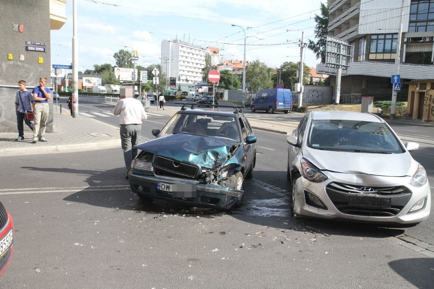 Wypadek koło Kredki i Ołówka. Trzy auta zniszczone, były utrudnienia w ruchu (ZDJĘCIA)