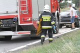 Groźny wypadek na autostradzie A4 pod Wrocławiem. Bus leży w poprzek jezdni, osobówka dachowała. Utrudnienia i objazdy
