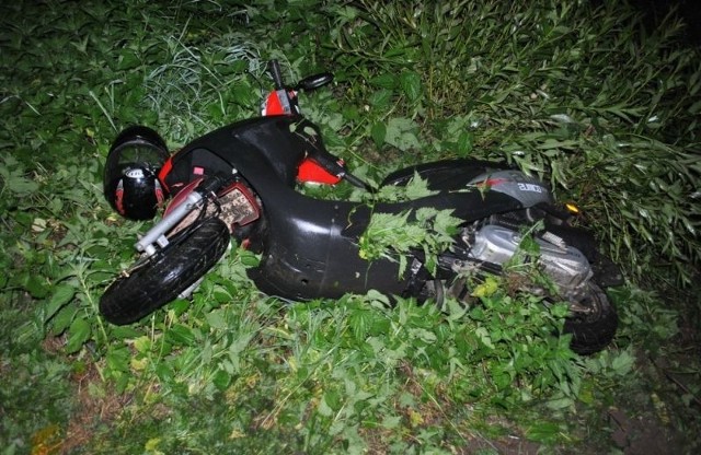 Motorowerzysta spadł ze skutera i uderzył głową w drzewo.