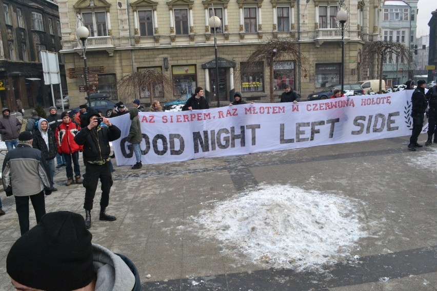 Manifestacja KOD w Bielsku-Białej. Mróz, demokracja, narodowcy i... poseł Pięta [ZDJĘCIA]