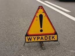 Na drodze powiatowej Czarnowęsy- Nawino (pow.Białogard) doszło do wypadku drogowego. Kierujący BMW uderzył w drzewo. w wyniku czego został zabrany do szpitala w Białogardzie.