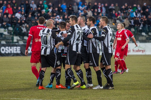 Maciej Małkowski (w środku) trzykrotnie przyjmował gratulacje