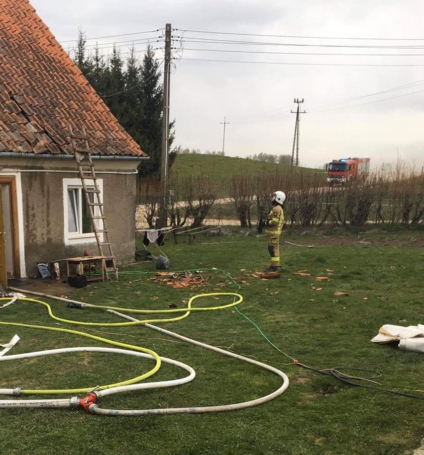 Grądy Węgorzewskie. Pożar domu jednorodzinnego. 20 strażaków ruszyło na pomoc (zdjęcia)