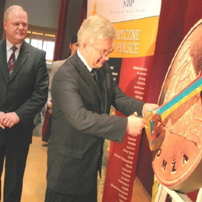 Odsłonięcia monety dokonali prezydent Łomży i wiceprezes Narodowego Banku Polskiego    
