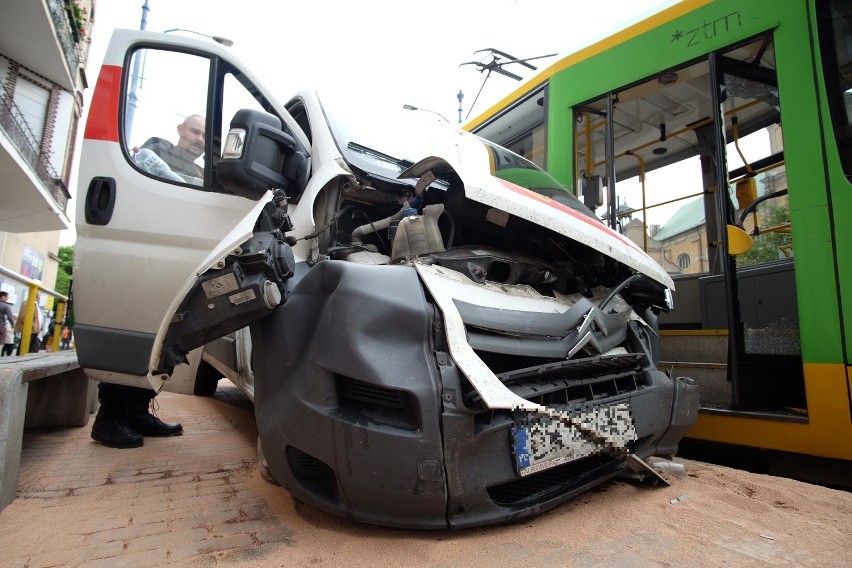 Plac Bernardyński: Zderzenie tramwaju z ciężarówką. Są ranni