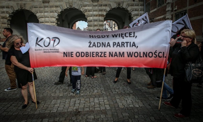 "Czarny protest" Komitetu Obrony Demokracji w Gdańsku...