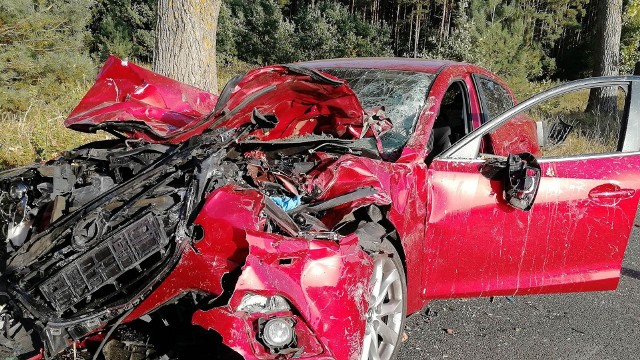 Do tragicznego wypadku doszło w czwartek około godz. 15.35  na prostym odcinku drogi pomiędzy Osiekiem Drawskim a Wierzchowem w powiecie drawskim.Trzy samochody osobowe zderzyły się, a jeden z nich przewrócił się na dach. W zdarzeniu udział brało sześć osób. - Pasażerka jednego z aut zmarła. Trzy osoby są w stanie krytycznym. Dziesięcioletni chłopiec został przetransportowany do szpitala w Szczecinie, dwie pozostałe osoby do szpitala w Wałczu - powiedziała nam st. sierż. Karolina Żych, rzecznik komendanta powiatowego policji w Drawsku Pomorskim w Drawsku Pomorskim.W akcji ratowniczej udział brały dwa śmigłowce lotniczego pogotowia ratunkowego.Z wstępnych ustaleń policji wynika, że do zderzenia doszło w momencie, gdy jeden pojazdów z nieznanych przyczyn zaczął gwałtownie hamować, a drugi uderzył w jego tył.Oba auta zjechały na przeciwległy pas drogi uderzając w inny samochód jadący z przeciwka. Wypadki i utrudnienia - Koszalin i okoliceGrupa na Facebooku · 710 członkówDołącz do grupyInformujemy o wypadkach drogowych i związanych z nimi utrudnieniach, objazdach itp. Zwracamy też uwagę na niebezpieczeństwa na drogach. Zobacz także: Wypadek w Mostowie