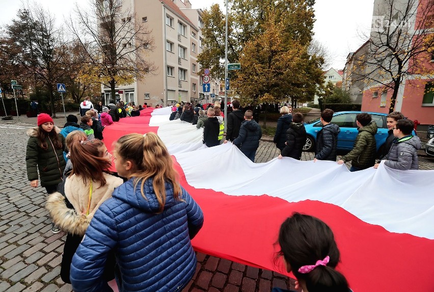 Uczniowie z 220-metrową flagą przeszli ulicami Szczecina [ZDJĘCIA, WIDEO]