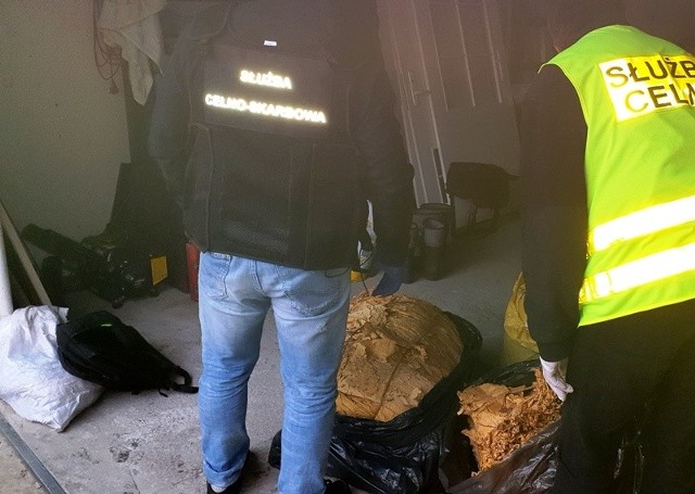 "Fabryczkę" papierosów w Nisku zlikwidowali funkcjonariusze KAS i policjanci.