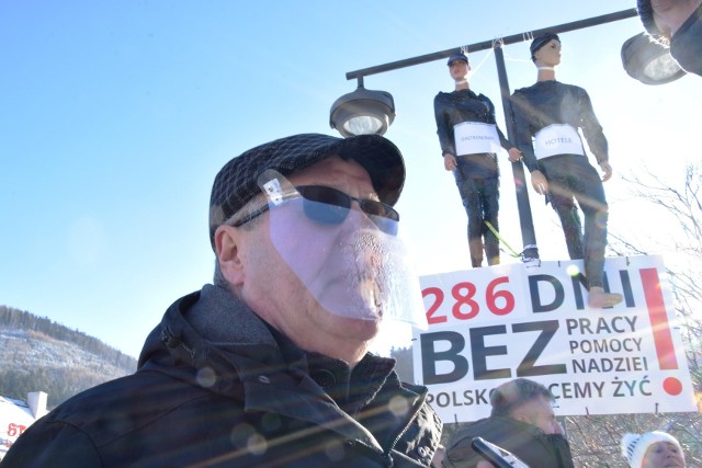 Protest przedsiębiorców w Szczyrku. W niedzielę 27 grudnia w samo południe na placu św. Jakuba zawisły kukły symbolizujące gastronomię i hotelarstwo