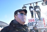 Protest przedsiębiorców w Szczyrku: kukły zawisły na placu św. Jakuba. „To jest klęska”
