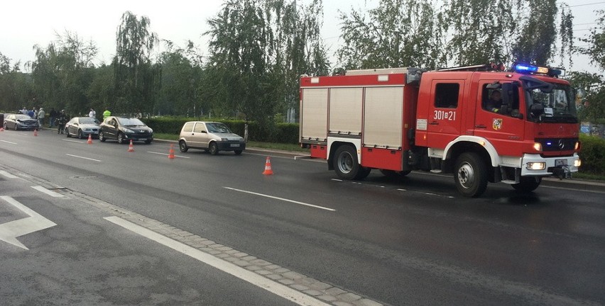 Wrocław: Zderzenie 5 samochodów na Legnickiej, 3 osoby ranne (ZDJĘCIA)