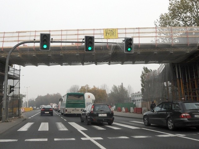 Dobrze, że tym razem firma zdecydowała się na zamykanie pasów w nocy.