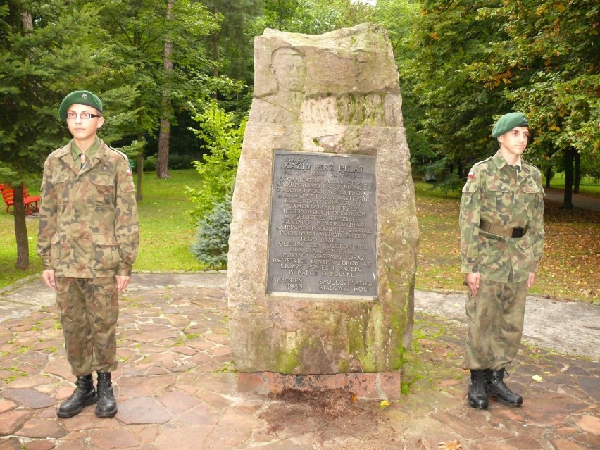 Warta przy obelisku poświęconym kpt. Kazimierzowi Pilatowi.