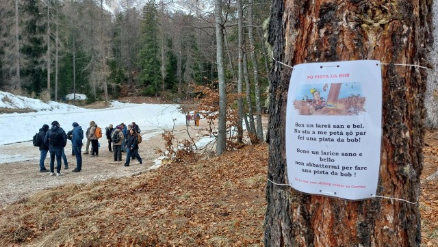 Ekolodzy protestujący w tym tyogodniu przeciwko budowie nowego toru saneczkarsko-bobslejowego w Cortinie D'Ampezzo
