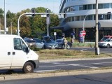Wypadek w centrum Wrocławia. 70-latek wjechał na skrzyżowanie na czerwonym świetle. Korki i utrudnienia dla kierowców