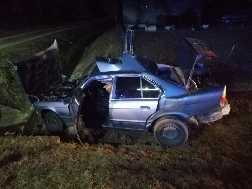 Groźny wypadek w Pawęzowie. Samochód wpadł w poślizg i staranował ogrodzenie