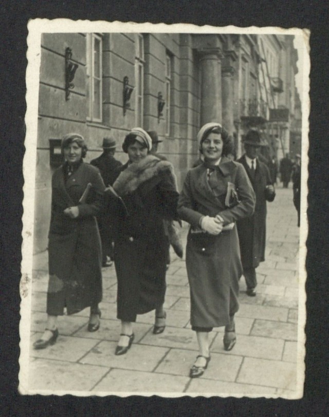 Połowa lat 30. Studentki KUL na Krakowskim Przedmieściu. Pierwsza z prawej to Zofia Pliszczyńska z domu Wójcik.