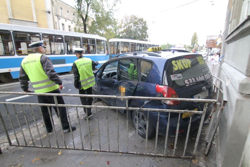 Wypadek na buspasie na Traugutta. Tramwaj zderzył się z taksówką