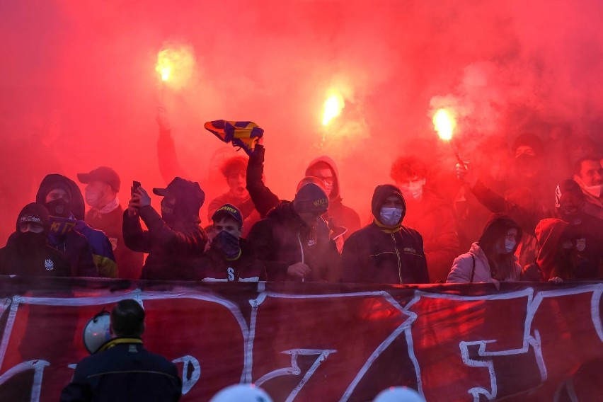 Kibice Arki w meczu z Piastem dopingowali swój zespół przed...