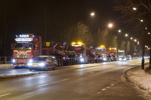 Wielki transport utknął na ul. Szczecińskiej w Słupsku