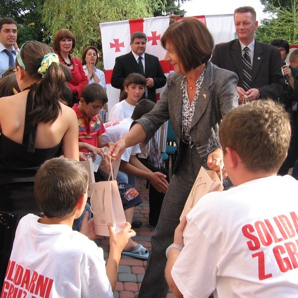 Przed obiadem Maria Kaczyńska obdarowała dzieci odtwarzaczami MP-3.