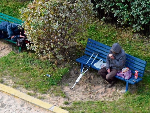 To zdjęcie z września tego roku. Jeden bezdomny śpi na jednej ławce, drugi - to pan Waldek - na sąsiedniej ławce je śniadanie.