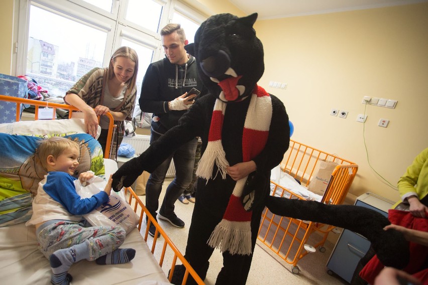 Koszykarze zespołu Czarni Słupsk i studenci Akademii...