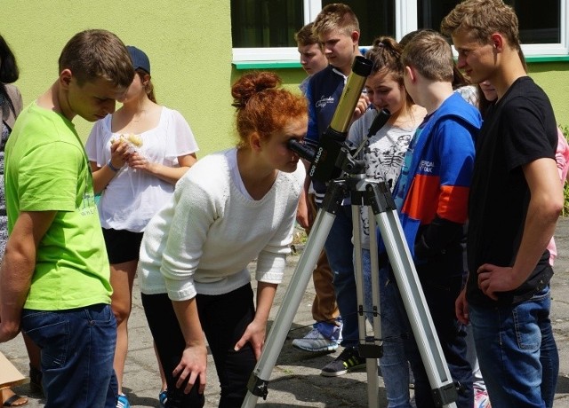 Zajęcia w akademii to m.in. obserwacje nieba. Na zdjęciu uczniowie z  PG w Pokoju.