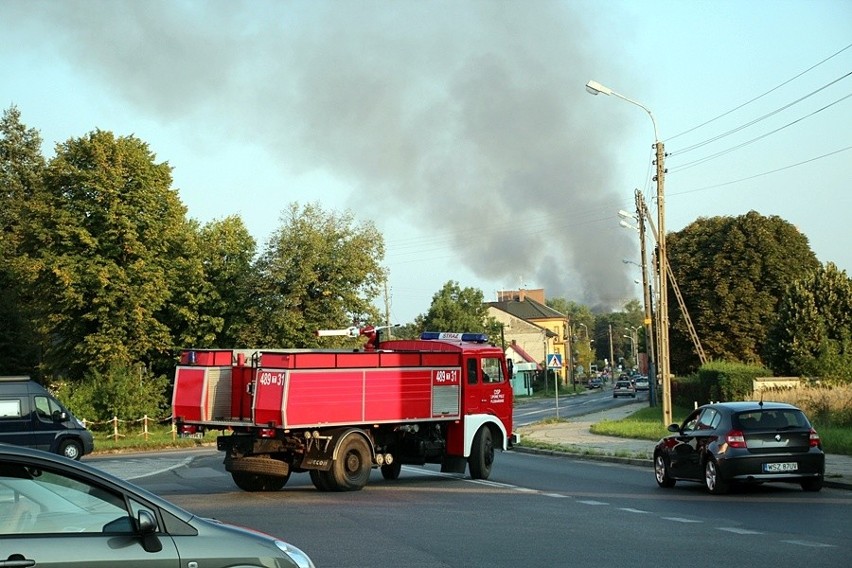 Wielki pożar hali do produkcji paliwa alternatywnego w Skarżysku-Kamiennej. Prawdopodobnie zawalił się dach