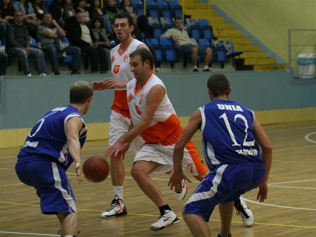Krzysztof Dziura (z piłką) w końcówce meczu zdobył ważne punkty dla UMKS Kielce.