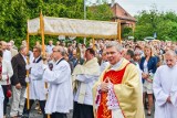 Trzeba naprawić drogę bo… ludzie w procesji się potykają