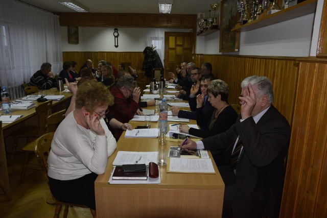 Budżet gminy Łopuszno na 2018 rok uchwalono jednomyślnie. 14 obecnych na sesji radnych było „za”.