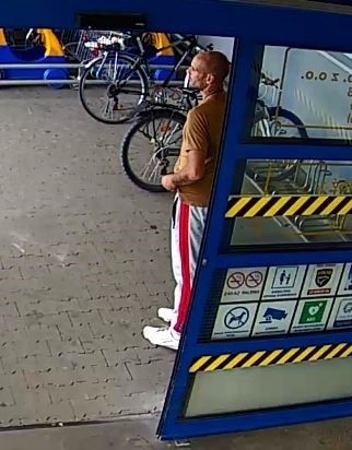 Ukradł rower przed kamerą monitoringu. Policja poszukuje złodzieja