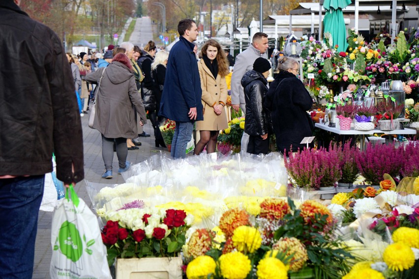 Tłumnie odwiedzali groby bliskich zmarłych na cmentarzu przy Majdanku. Zobacz zdjęcia